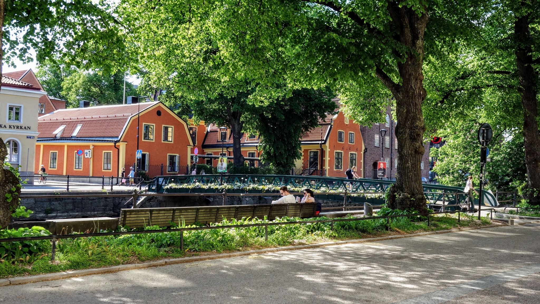 Kommer du in på Uppsala universitet så kan du tex skriva in dig på en av de 13 nationerna som finns. Här ser du tex Västgöta Nation och vår svenska kung samt kronprinsessan Victoria har båda studerat i Uppsala. 